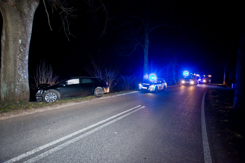 Kobieta kierująca toyotą uderzyła w drzewo