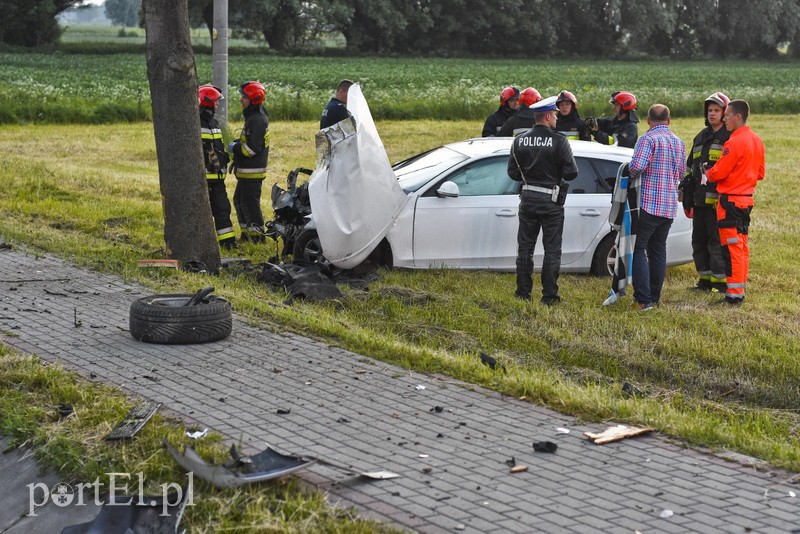 Zasnął za kierownicą i uderzył w drzewo