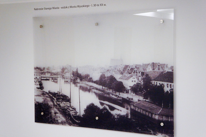 Fotografie na ścianach Ratusza Staromiejskiego