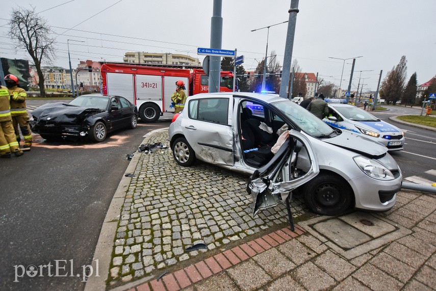 Zderzenie renault z bmw pod szkołą muzyczną