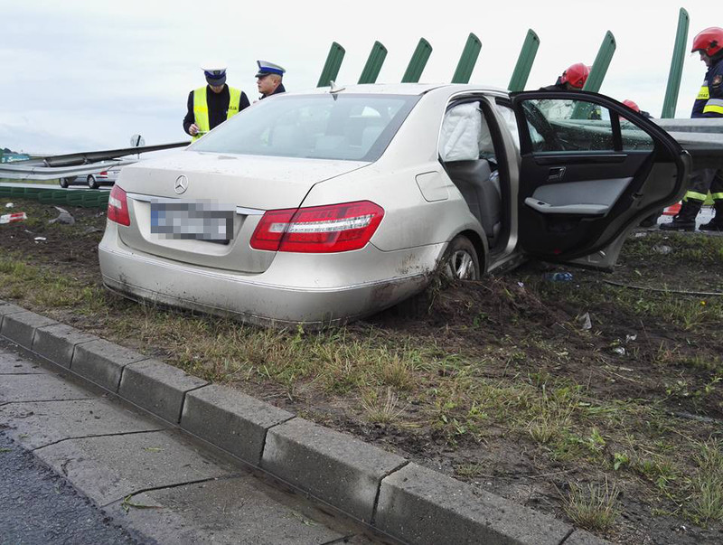 Mercedes wbił się w barierkę