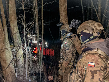 >Uratowali migrantów na bagnach