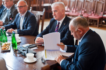 >Parlamentarzyści i samorządowcy o pieniądzach. Co może czekać Elbląg?