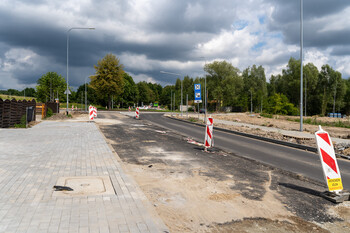 >Ulica gotowa, trwają prace na rondzie