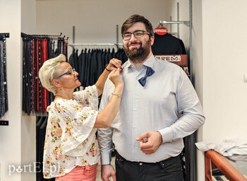 >Elegancja, która dobrze na nim leży