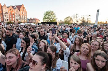 >Dawid Kwiatkowski zaśpiewał przed katedrą