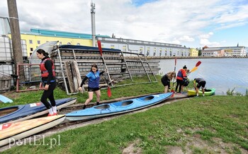 >Wiosłują, trenują, przygotowują się do ligi