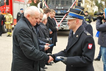 >Nowe auta dla straży