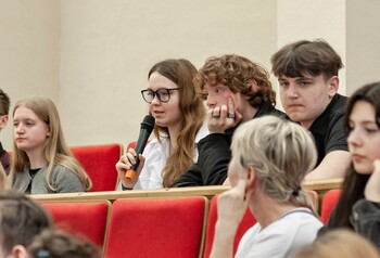 >Młodzież debatowała z o tym, czy warto zostać w Elblągu