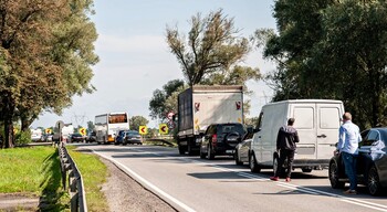 >Ciężarówka przebiła bariery ochronne na dk 22