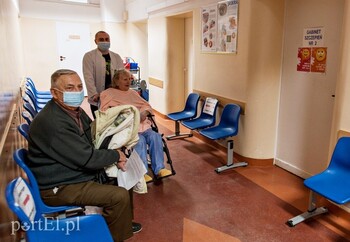>Jak szczepią się 80-latkowie
