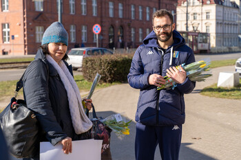 >Żółto-biało-niebieski Dzień Kobiet