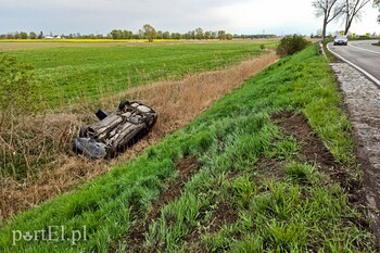 >Wypadł z zakrętu i dachował w rowie
