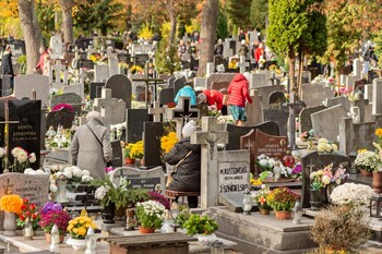 >Elblążanie odwiedzają groby bliskich