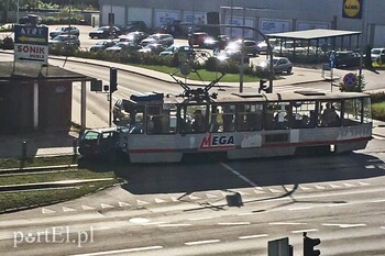>Kolizja volkswagena z tramwajem na al. Grunwaldzkiej