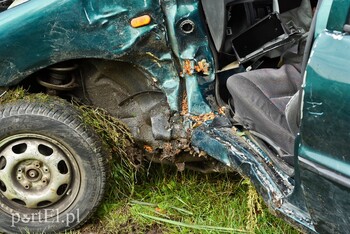 >Kobieta kierująca vw polo uderzyła w drzewo