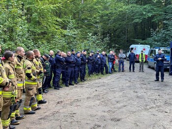 >Kolejny dzień poszukiwań 76-latki. Służby i ochotnicy przeczesują las