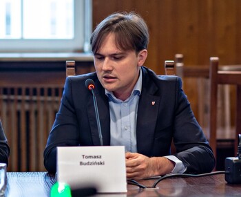 >Sesja RM. Dyskusje o podatku od nieruchomości i migrantach, poza tym zgodne głosowania