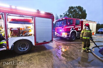 >Pożar trzech samochodów na ul. Piławskiej