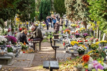 >Elblążanie odwiedzają groby bliskich