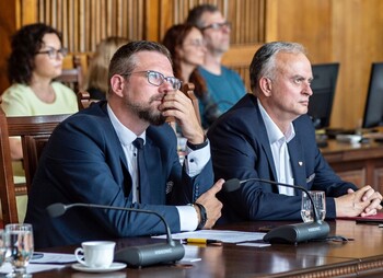 >Prezydent z absolutorium i wotum zaufania, a sesja RM ponownie pełna polityki