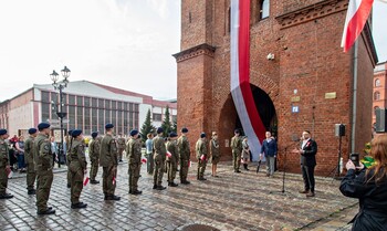 >Biel i czerwień na starówce