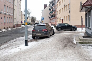 >Chodniki skute lodem