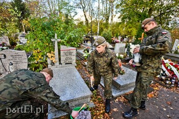 >Sprzątali groby polskich bohaterów