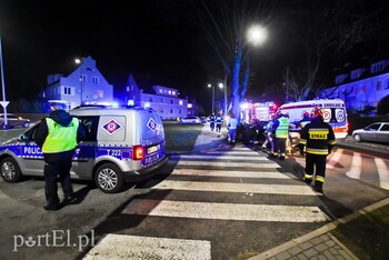 >Zasłabł za kierownicą i uderzył w drzewo