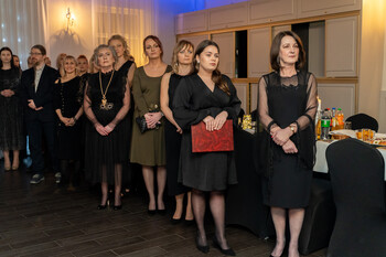 >