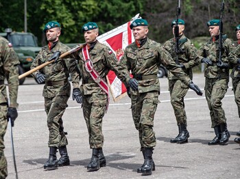 >Pododdział z Westerplatte na święcie 16 pułku