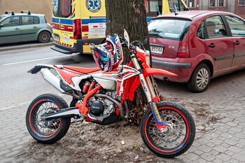 >Uderzyła w motocyklistę