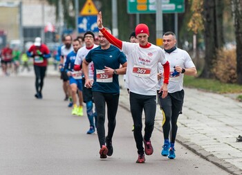 >Niepodległość świętowali w biegu