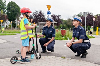>Hulajnogą tylko w kasku i w pojedynkę
