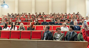 >Młodzież debatowała z o tym, czy warto zostać w Elblągu