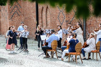>Orkiestra wyszła do ludzi