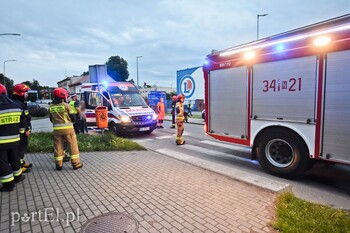 >8-latka wbiegła na ruszające auto
