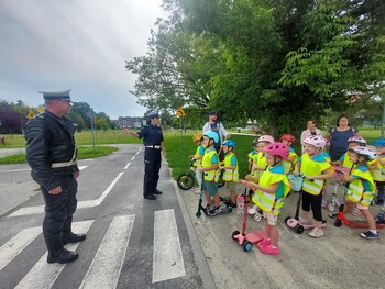 >Hulajnogą tylko w kasku i w pojedynkę