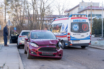 > Zderzenie dwóch aut na Obrońców Pokoju