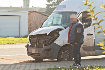 >Kolizja auta dostawczego z tramwajem