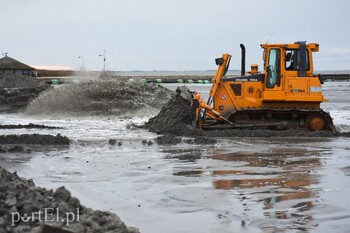 >Poszerzają plażę w Kadynach