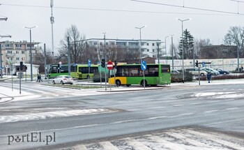 >Zielony autobus ulicami miasta mknie..