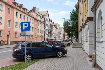>Parkingowo-chodnikowe dylematy