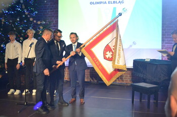 >Nowy sztandar na 80. urodziny