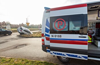 >Wymusiła pierwszeństwo i wylądowała w rowie