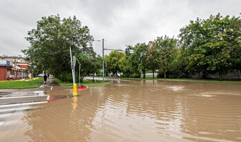 >Szpital uratowany przed wodą, okolice zalane