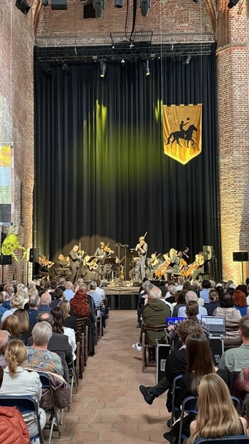 >Owacje na stojąco podczas inauguracji V edycji Elbląg Music Masterclass