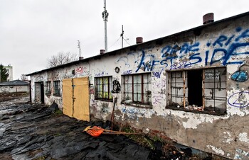 >Rozbierają stare budynki, wkrótce ruszy budowa marketu