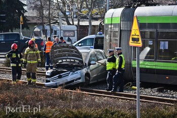 >Zderzenie mercedesa z tramwajem na rondzie Solidarności