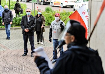 >Protestowali w obronie sędziego